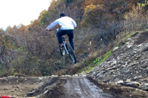 木曽福島にマウンテンバイクのコースを設計・造成し市民タイムスに掲載されました|[公式]名古屋外国語大学 世界共生学部 世界共生学科